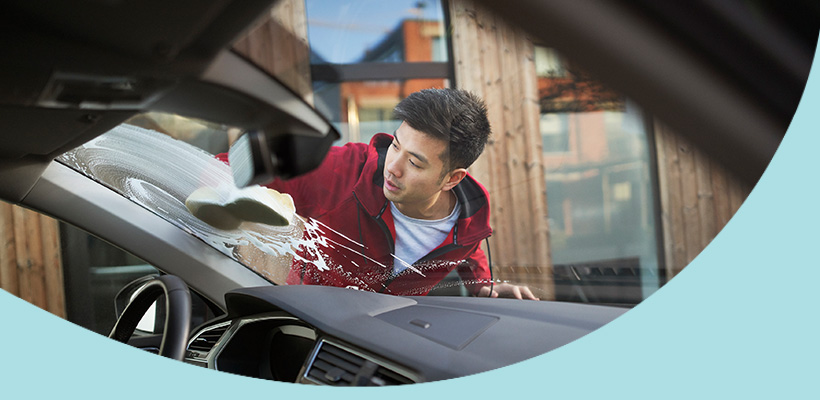 3 astuces pour nettoyer les vitres de sa voiture