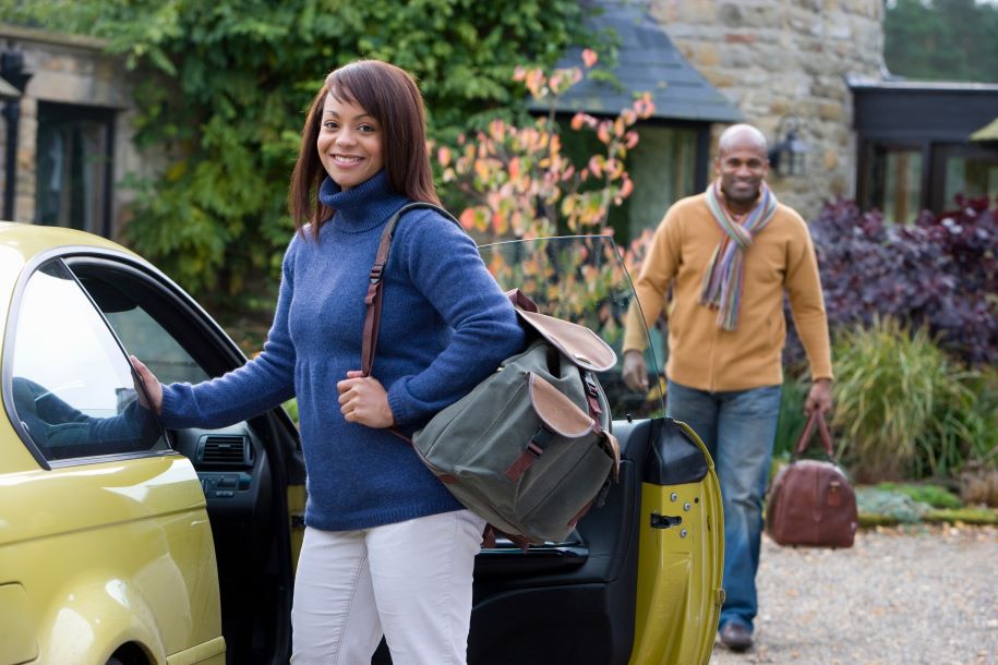 koppel dat met 2 koffers met de auto op vakantie vertrekt